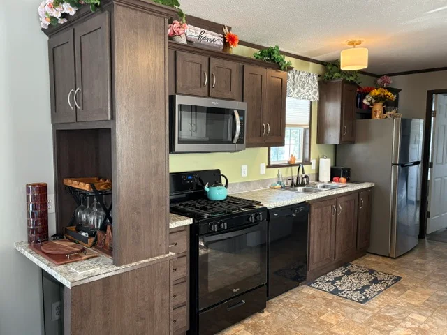 183 Flicker St manufactured home in Avon on the Lake Senior Community, Rochester Hills, MI — photo 10