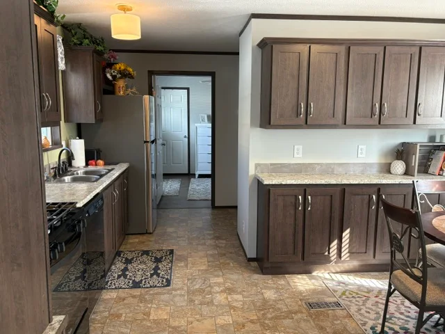 183 Flicker St manufactured home in Avon on the Lake Senior Community, Rochester Hills, MI — photo 12
