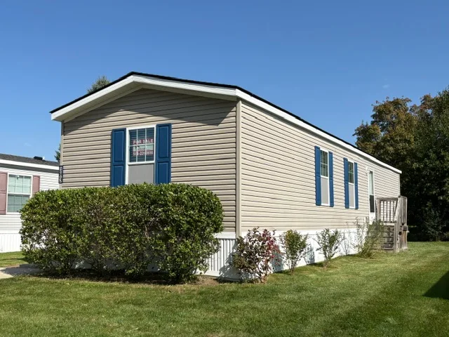 183 Flicker St manufactured home in Avon on the Lake Senior Community, Rochester Hills, MI — photo 2
