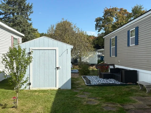 183 Flicker St manufactured home in Avon on the Lake Senior Community, Rochester Hills, MI — photo 3