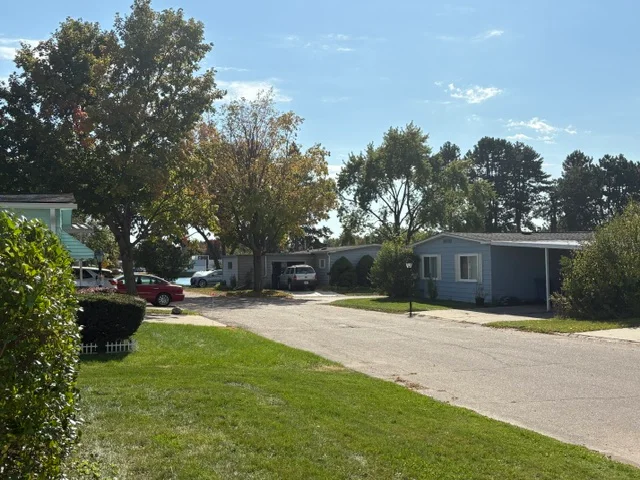 183 Flicker St manufactured home in Avon on the Lake Senior Community, Rochester Hills, MI — photo 7