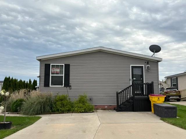 33062 Poplar Ct manufactured home in Meadow Creek, New Haven, MI — photo 2