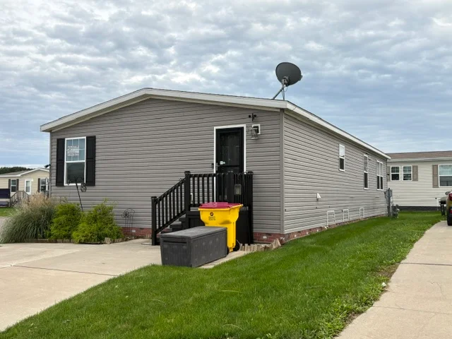 33062 Poplar Ct manufactured home in Meadow Creek, New Haven, MI — photo 3