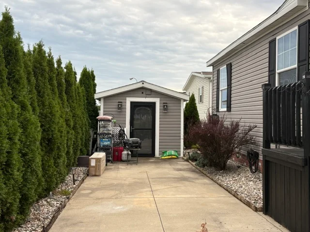 33062 Poplar Ct manufactured home in Meadow Creek, New Haven, MI — photo 4