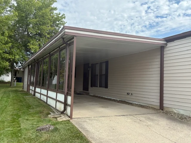 2969 Sandpiper St manufactured home in Avon on the Lake Senior Community, Rochester Hills, MI — photo 3