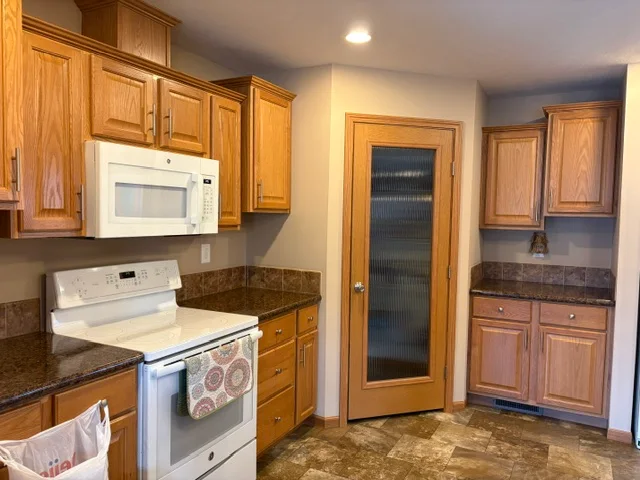 37413 Millstone Trail manufactured home in Millstone Pond, Lenox, MI — photo 13