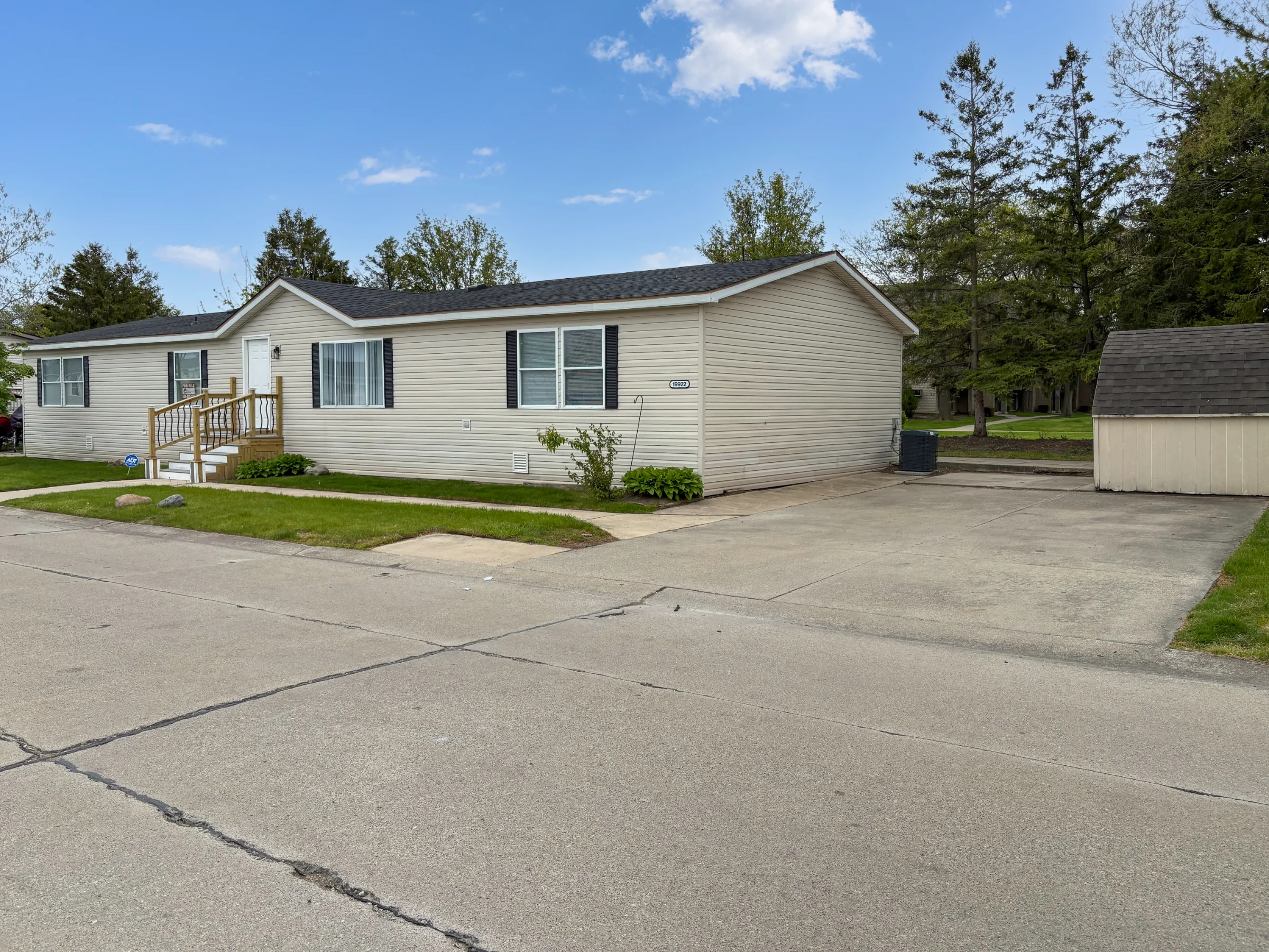 19922 Arcadia Street manufactured home in Rudgate Clinton, Clinton Township, MI — photo 26