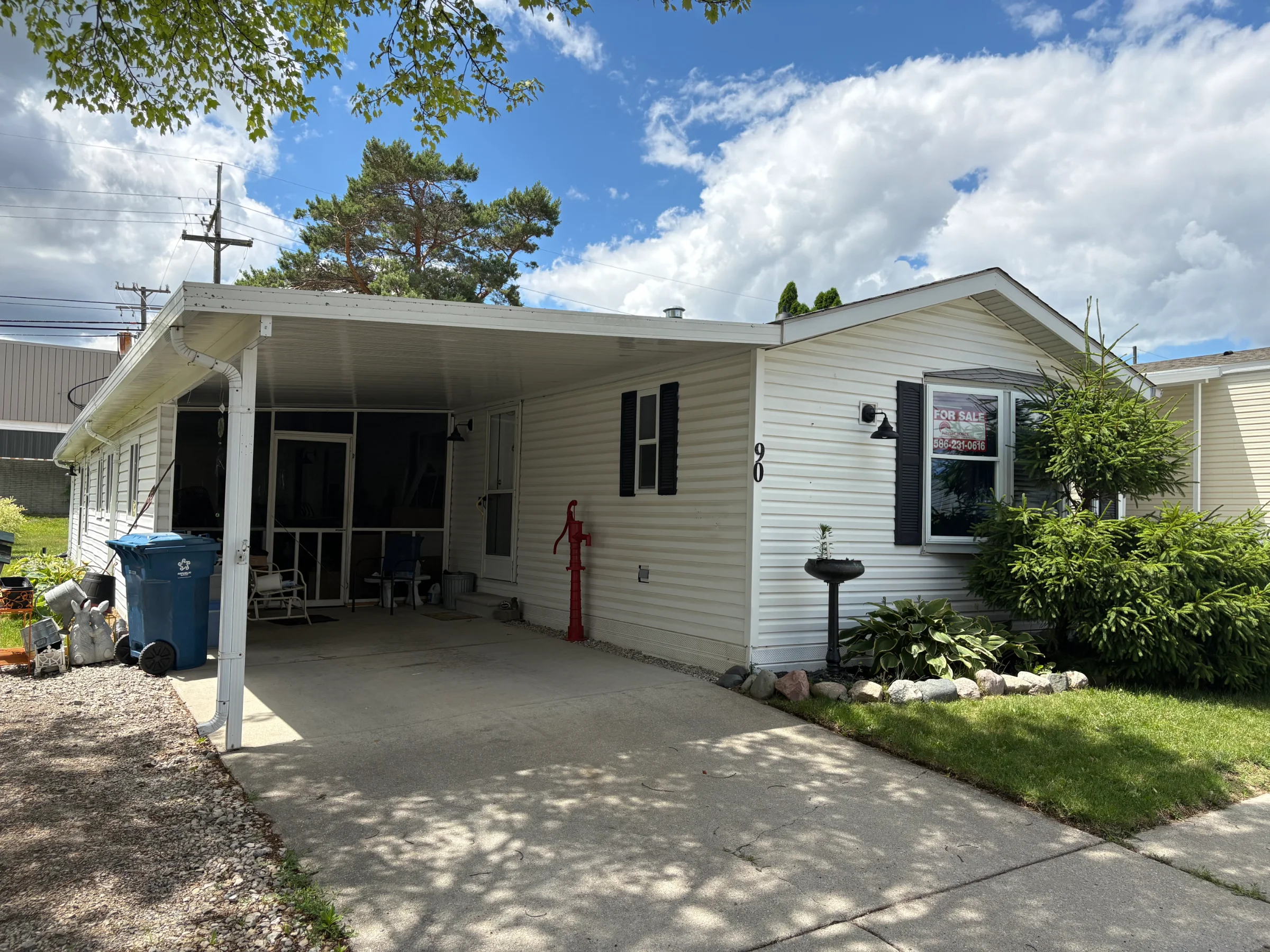 90 Bobolink Street manufactured home in Avon on the Lake Senior Community, Rochester Hills, MI — photo 2