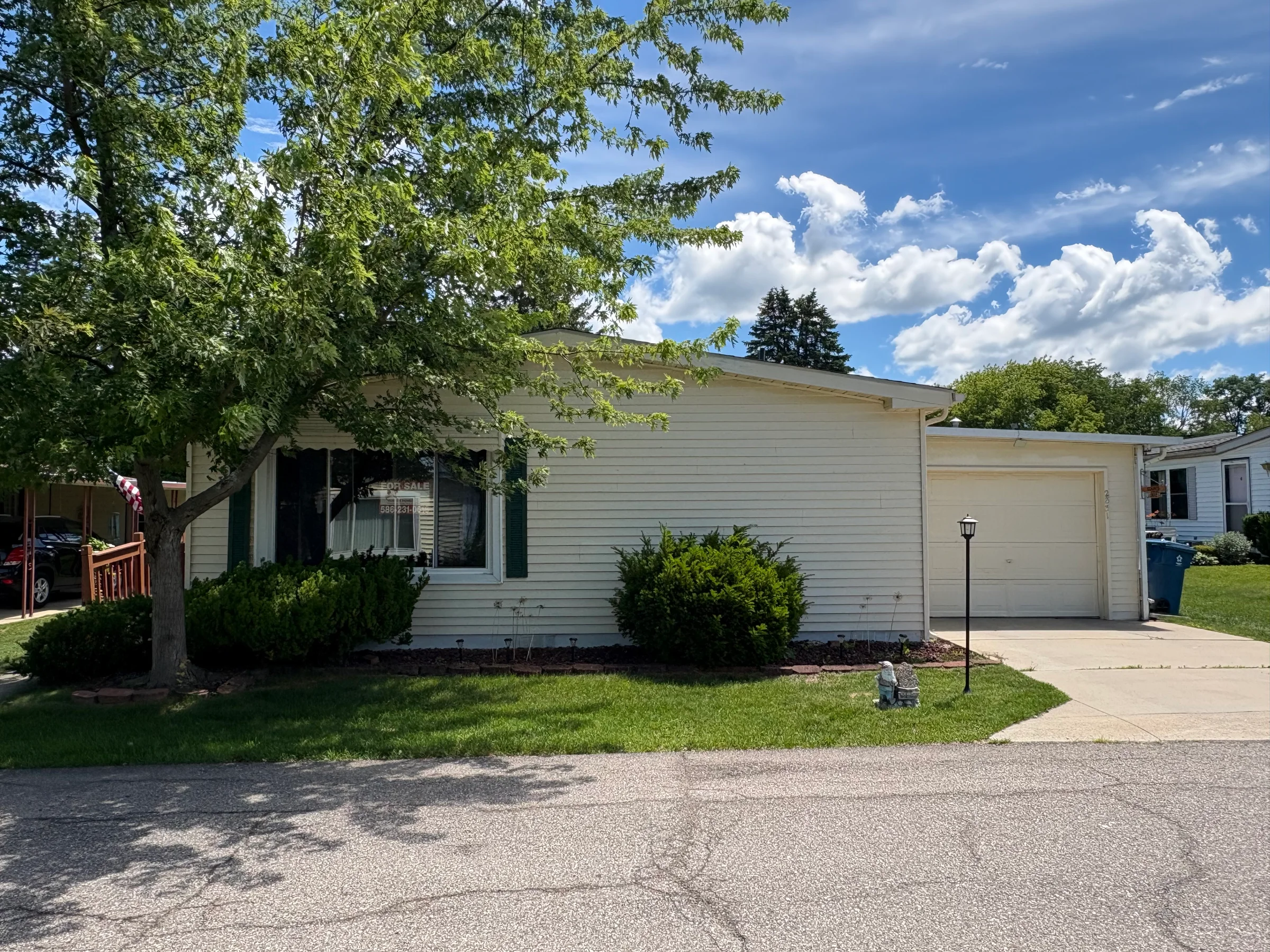 2831 Chickadee Street manufactured home in Avon on the Lake Senior Community, Rochester Hills, MI — photo 2