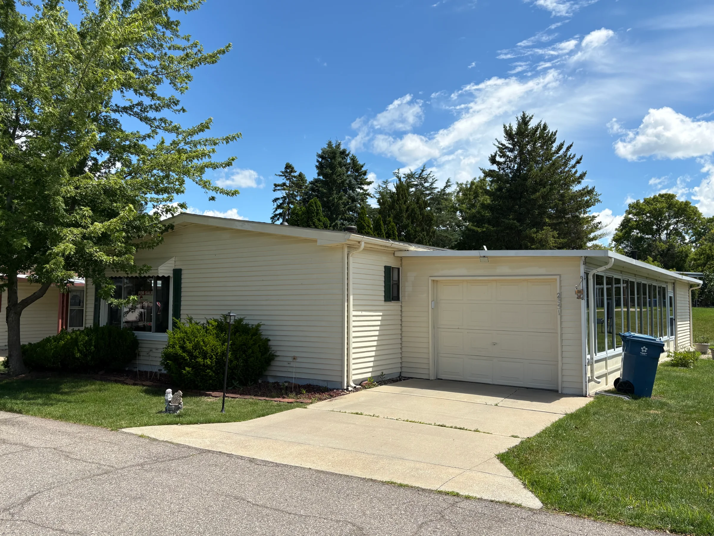 2831 Chickadee Street manufactured home in Avon on the Lake Senior Community, Rochester Hills, MI — photo 3