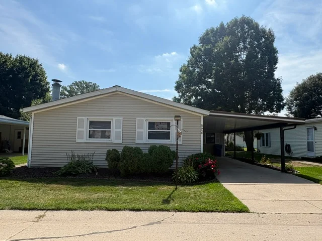 524 Mallard St manufactured home in Avon on the Lake Senior Community, Rochester Hills, MI — photo 2