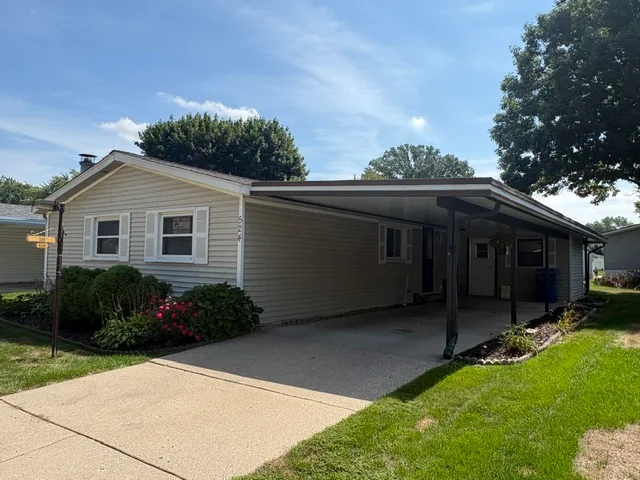 524 Mallard St manufactured home in Avon on the Lake Senior Community, Rochester Hills, MI — photo 3
