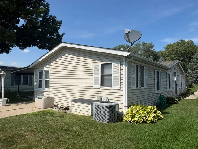 524 Mallard St manufactured home in Avon on the Lake Senior Community, Rochester Hills, MI — photo 4