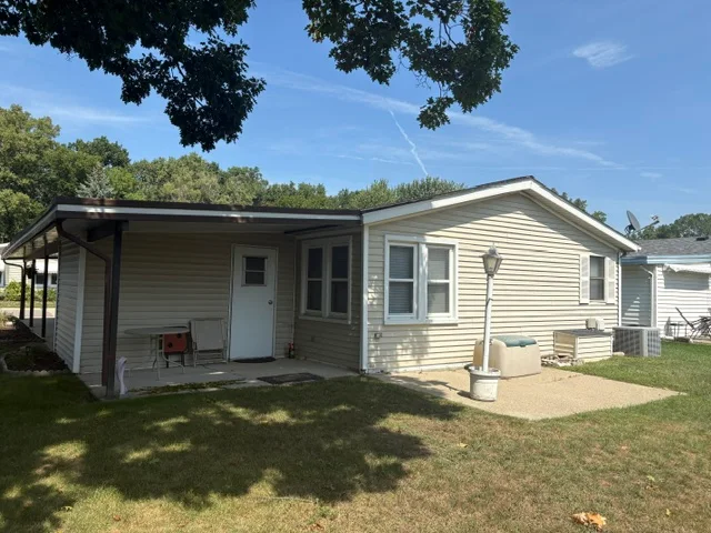 524 Mallard St manufactured home in Avon on the Lake Senior Community, Rochester Hills, MI — photo 5