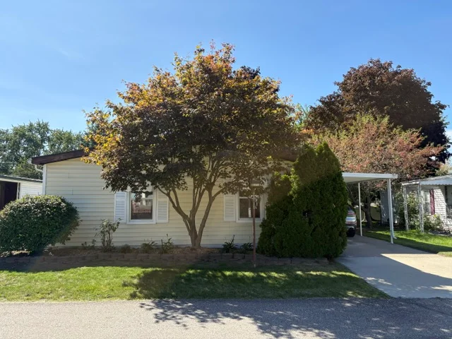 2728 Chickadee St. manufactured home in Avon on the Lake Senior Community, Rochester Hills, MI — photo 1