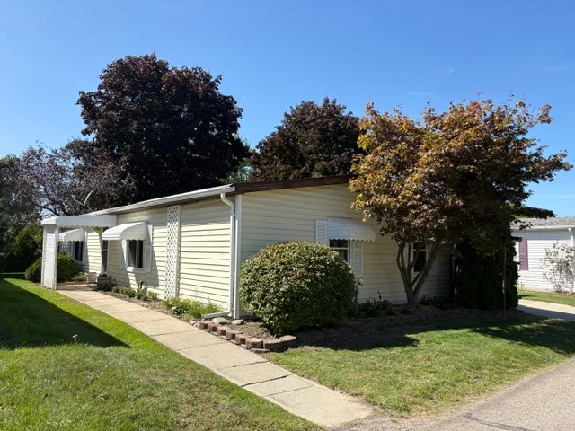 2728 Chickadee St. manufactured home in Avon on the Lake Senior Community, Rochester Hills, MI — photo 2