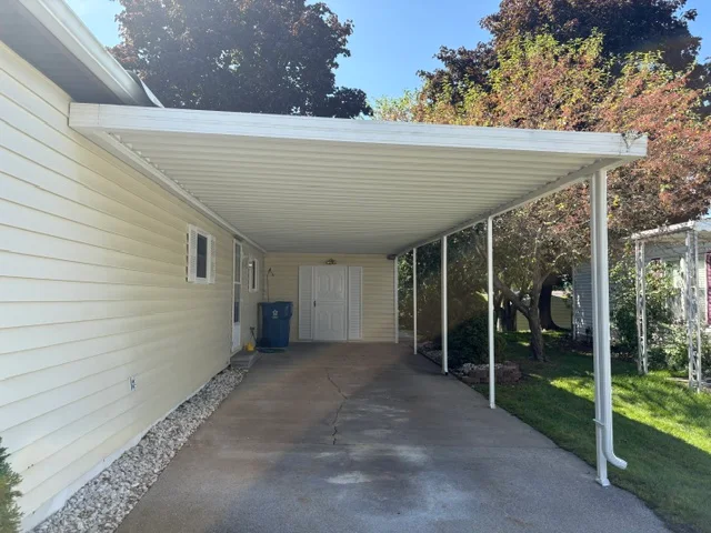 2728 Chickadee St. manufactured home in Avon on the Lake Senior Community, Rochester Hills, MI — photo 3