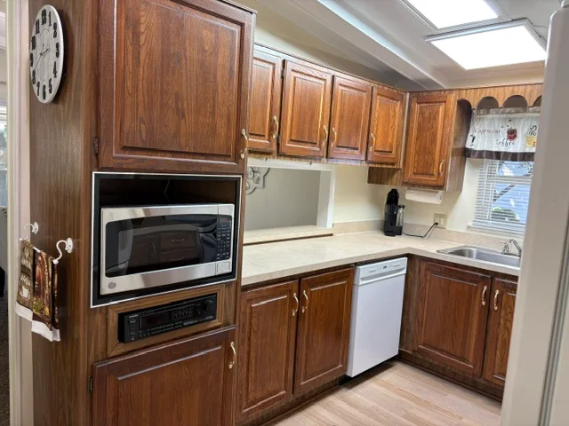 2728 Chickadee St. manufactured home in Avon on the Lake Senior Community, Rochester Hills, MI — photo 9