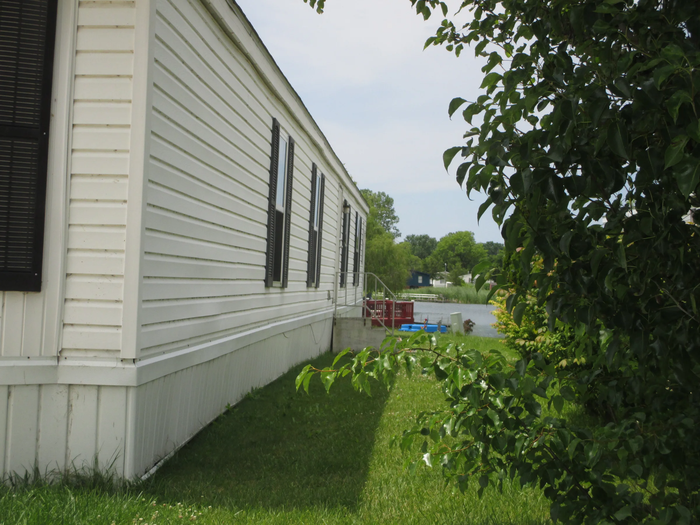 48573 Lakeview E manufactured home in Dequindre Estates, Shelby Township, MI — photo 2