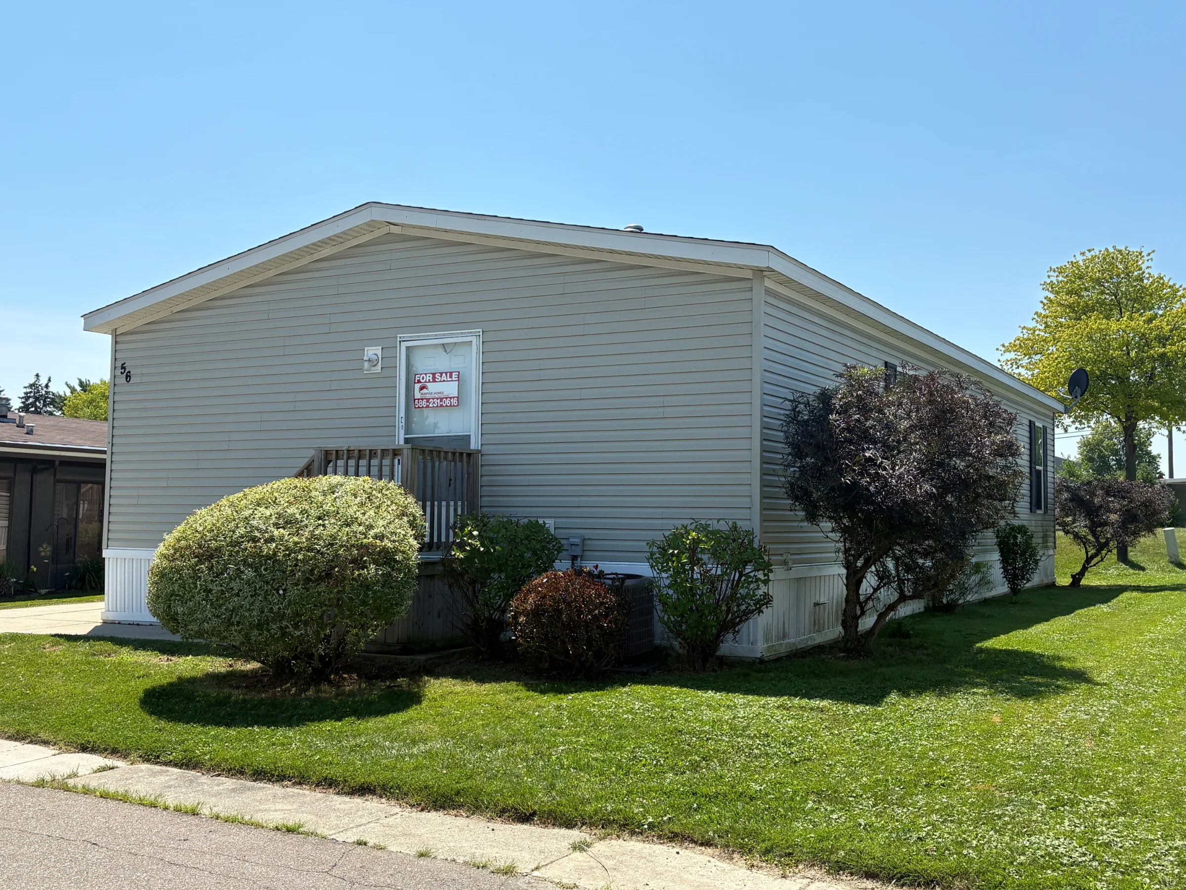 56 Bobolink Street manufactured home in Avon on the Lake Senior Community, Rochester Hills, MI — photo 2
