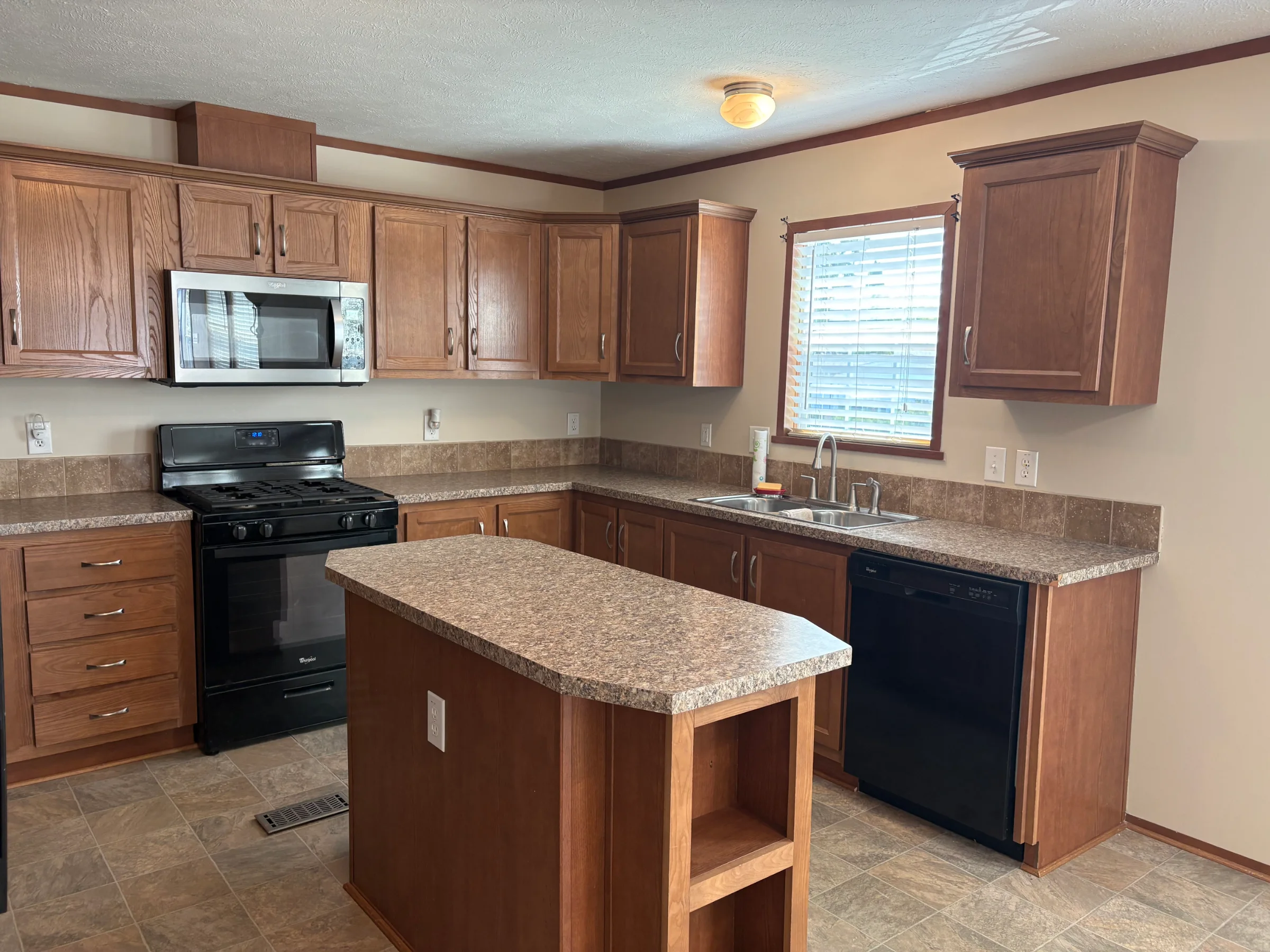 56 Bobolink Street manufactured home in Avon on the Lake Senior Community, Rochester Hills, MI — photo 9