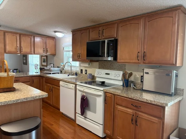 25 Quail St manufactured home in Avon on the Lake Senior Community, Rochester Hills, MI — photo 11