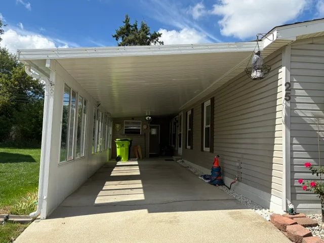 25 Quail St manufactured home in Avon on the Lake Senior Community, Rochester Hills, MI — photo 4