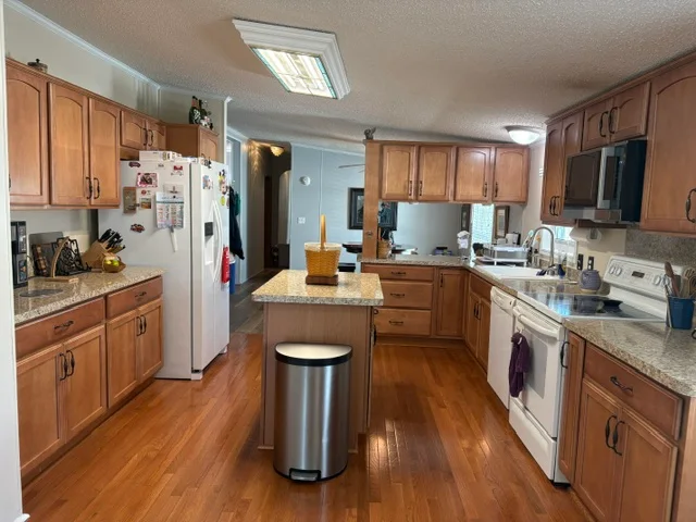 25 Quail St manufactured home in Avon on the Lake Senior Community, Rochester Hills, MI — photo 9