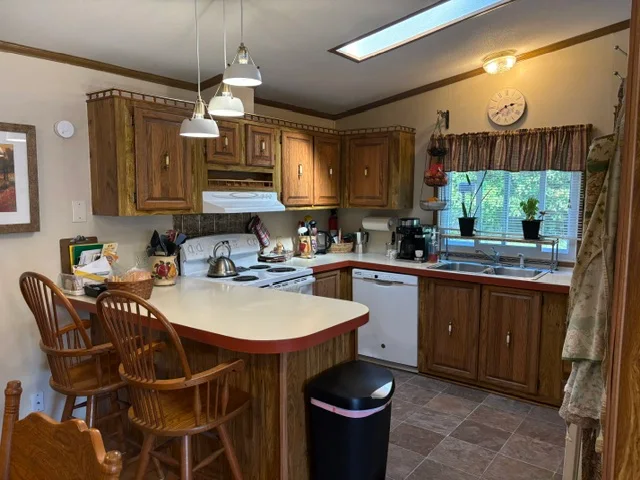 2910 Goldfinch St manufactured home in Avon on the Lake Senior Community, Rochester Hills, MI — photo 12