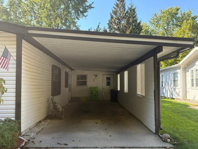 2910 Goldfinch St manufactured home in Avon on the Lake Senior Community, Rochester Hills, MI — photo 4