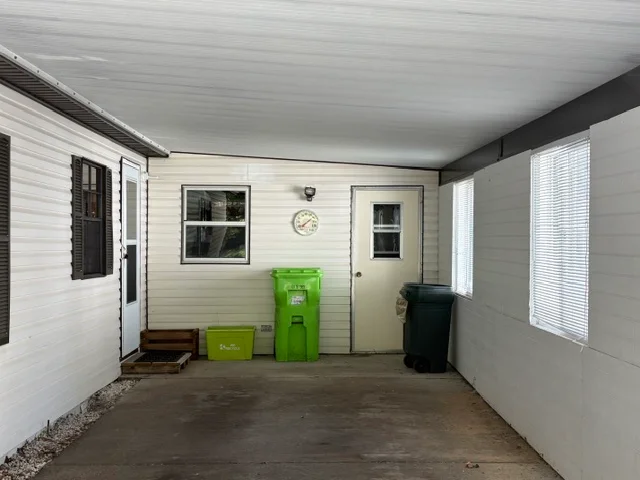 2910 Goldfinch St manufactured home in Avon on the Lake Senior Community, Rochester Hills, MI — photo 5