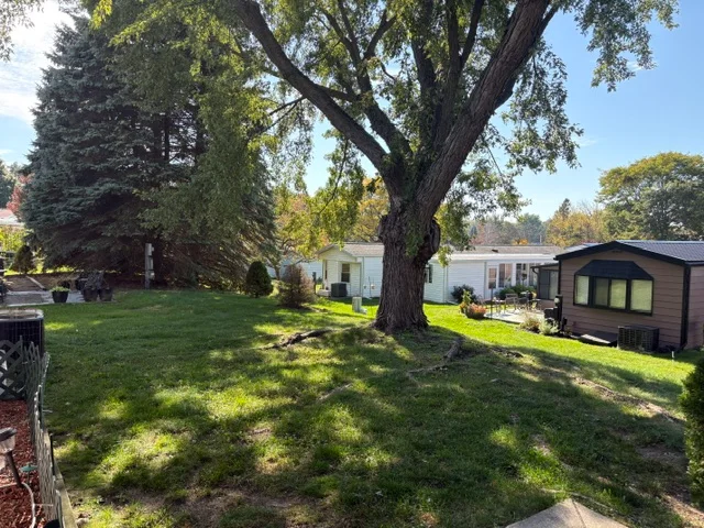 2910 Goldfinch St manufactured home in Avon on the Lake Senior Community, Rochester Hills, MI — photo 7