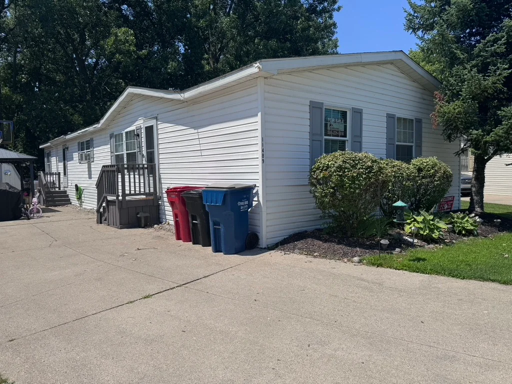 11489 Richmond manufactured home in East Village Estates, Washington Twp, MI — photo 2