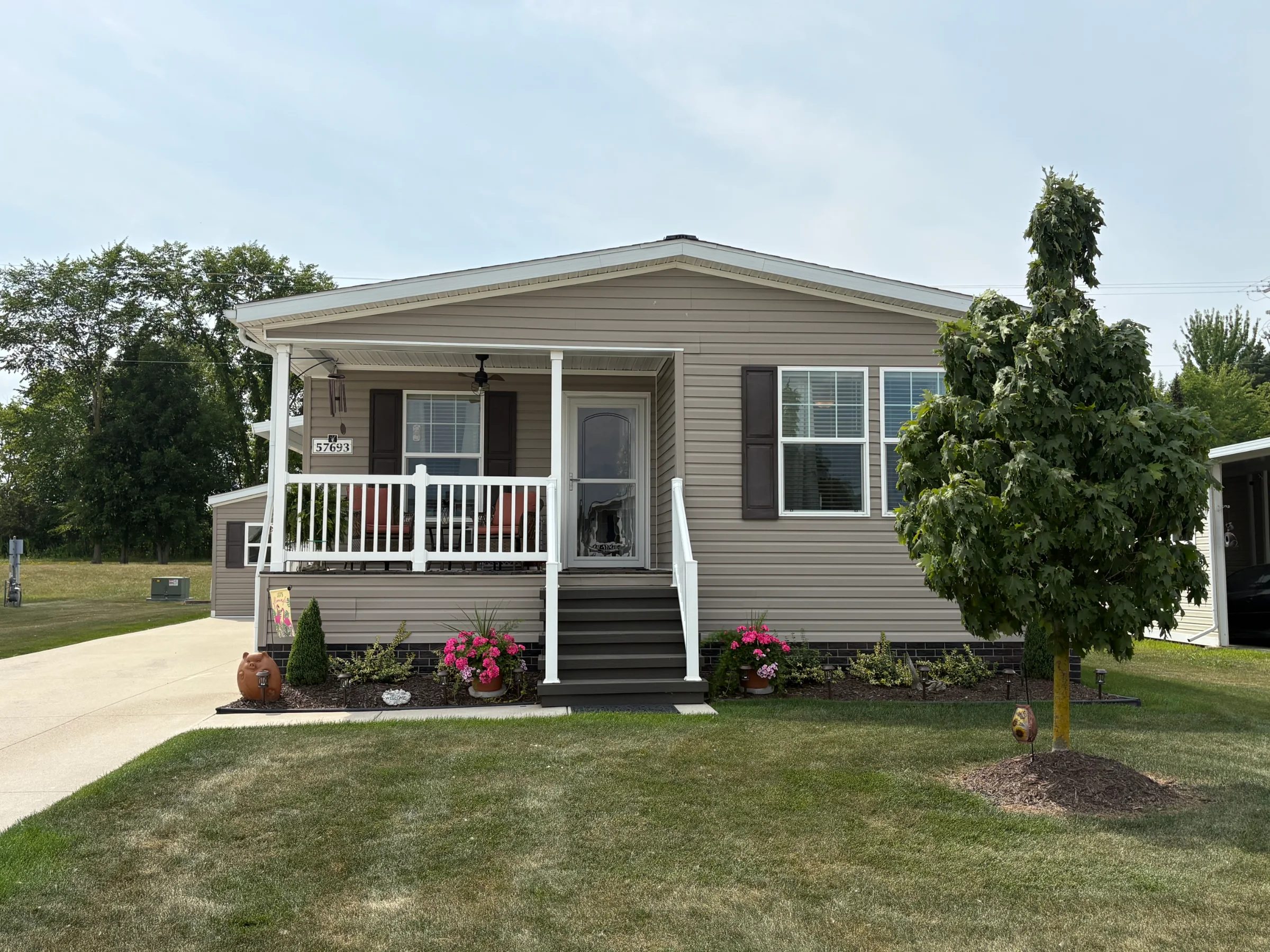 57693 Old Red Lane manufactured home in Millstone Pond, Lenox, MI — photo 2
