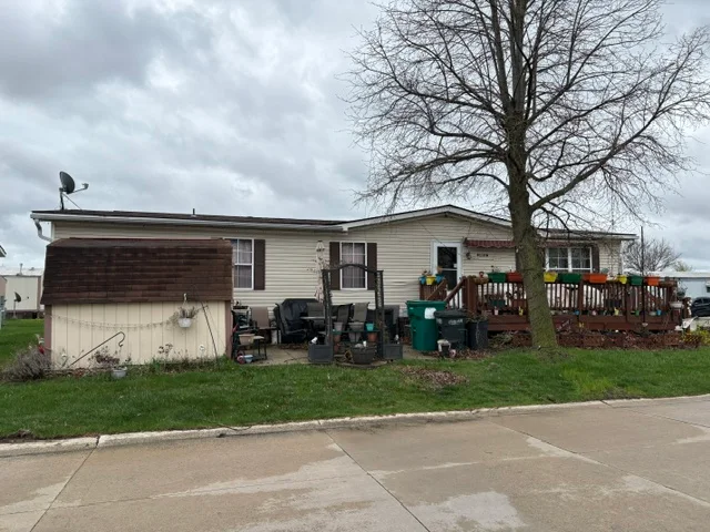 20511 Rosedale Drive manufactured home in Rudgate Clinton, Clinton Township, MI — photo 2