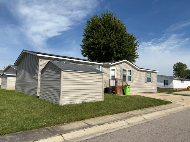 58331 Meadow Creek Blvd manufactured home in Meadow Creek, New Haven, MI — photo 2