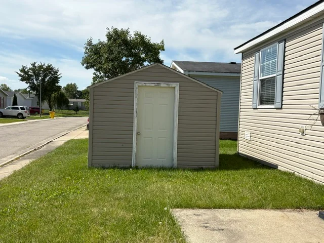 58331 Meadow Creek Blvd manufactured home in Meadow Creek, New Haven, MI — photo 3