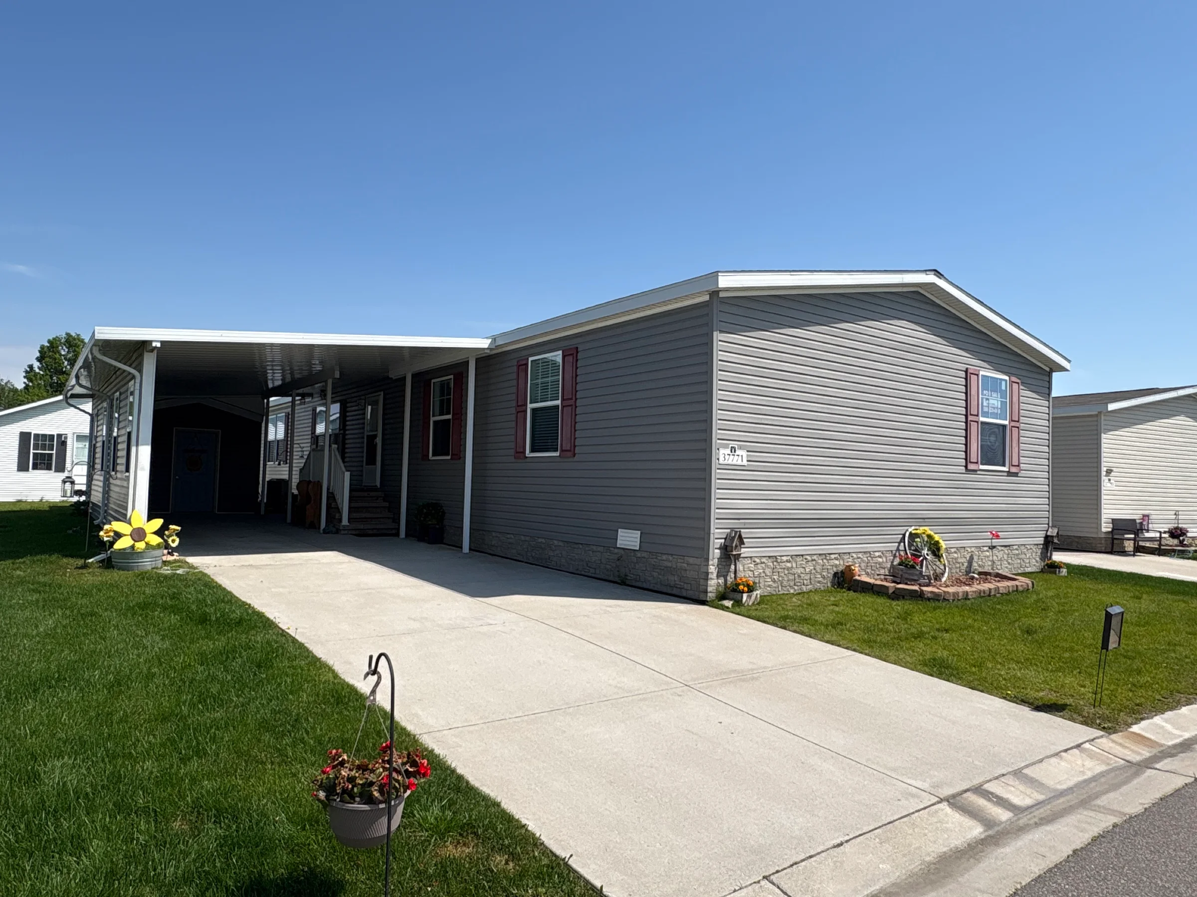 37771 Wolcott Lane manufactured home in Millstone Pond, Lenox, MI