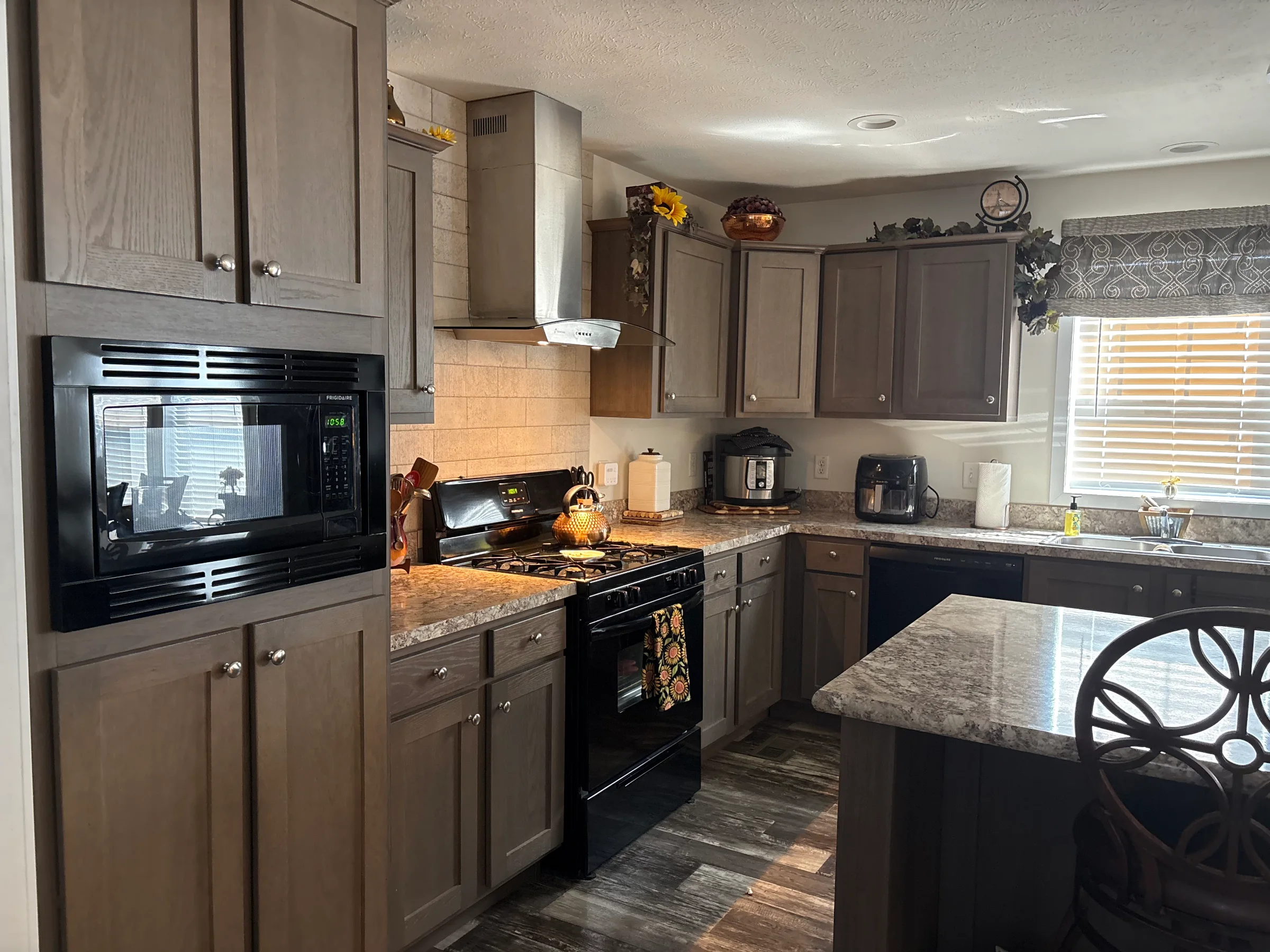 37771 Wolcott Lane manufactured home in Millstone Pond, Lenox, MI — photo 12
