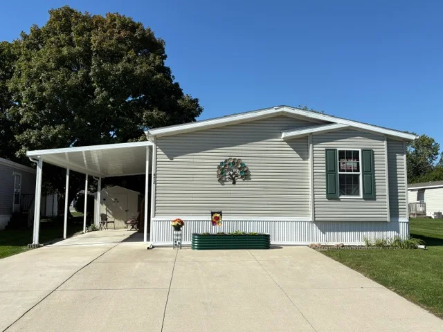 472 Flamingo St manufactured home in Avon on the Lake Senior Community, Rochester Hills, MI — photo 2