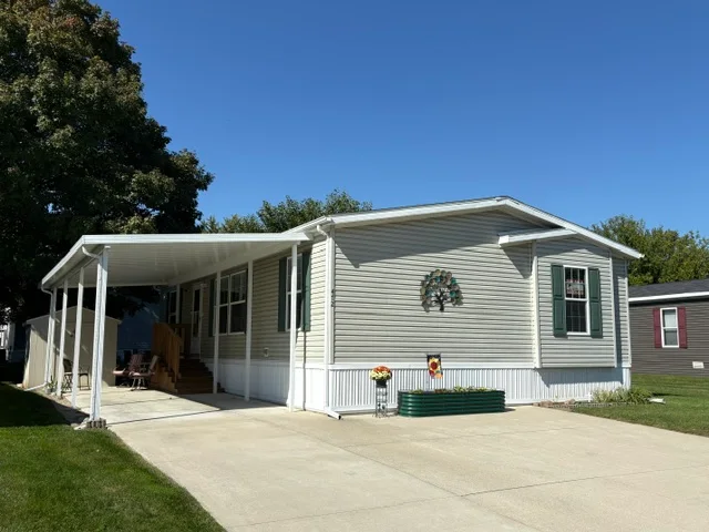 472 Flamingo St manufactured home in Avon on the Lake Senior Community, Rochester Hills, MI — photo 3