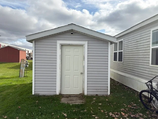 59464 Julie Lane manufactured home in Riverbrook, New Haven, MI — photo 3