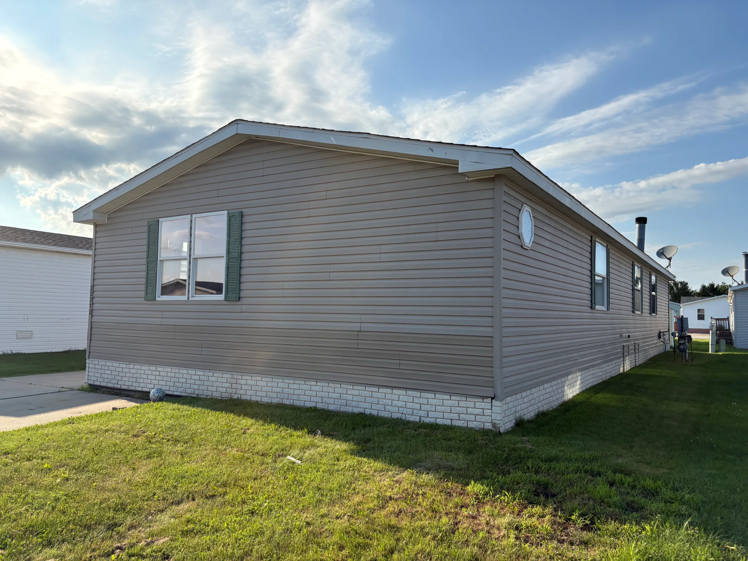 33313 Fern Court manufactured home in Meadow Creek, New Haven, MI — photo 2