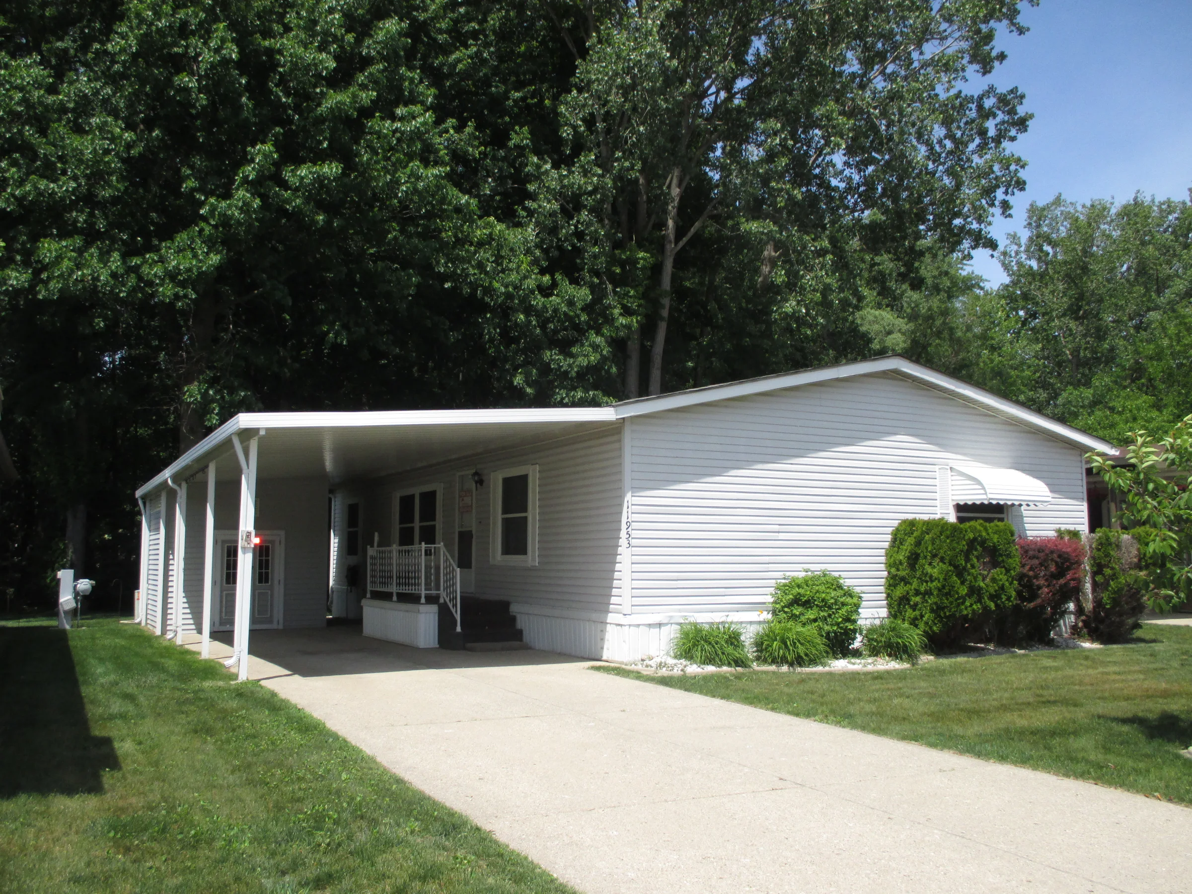 11953 Hemlock Court manufactured home in Shelby West, Shelby Township, MI — photo 2