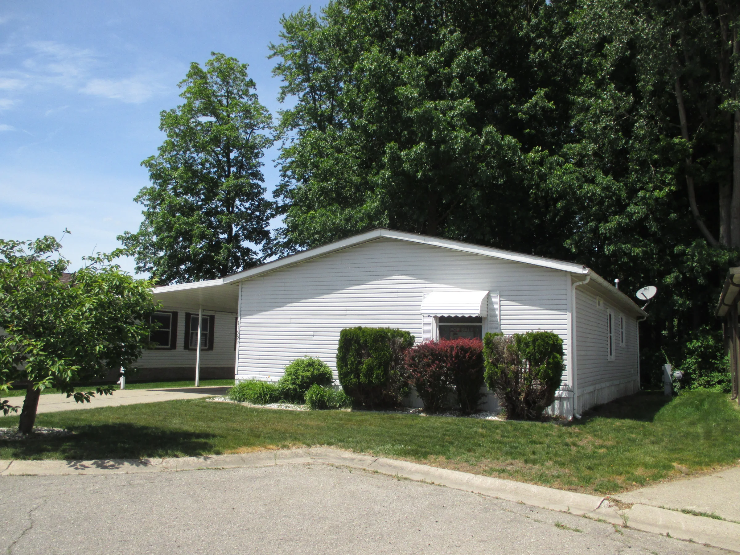 11953 Hemlock Court manufactured home in Shelby West, Shelby Township, MI — photo 3