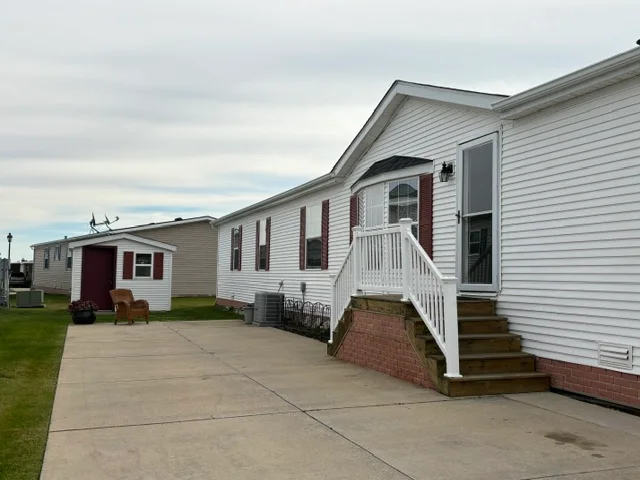 37074 Grindstone Trl manufactured home in Millstone Pond, Lenox, MI — photo 3