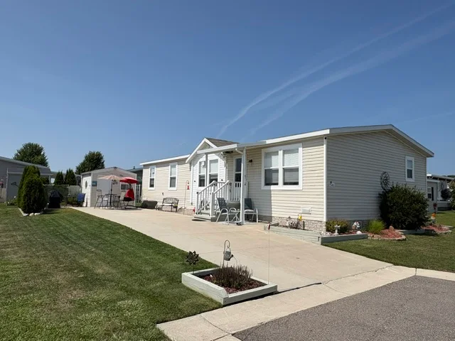 57545 Miller Ct manufactured home in Millstone Pond, Lenox, MI — photo 1