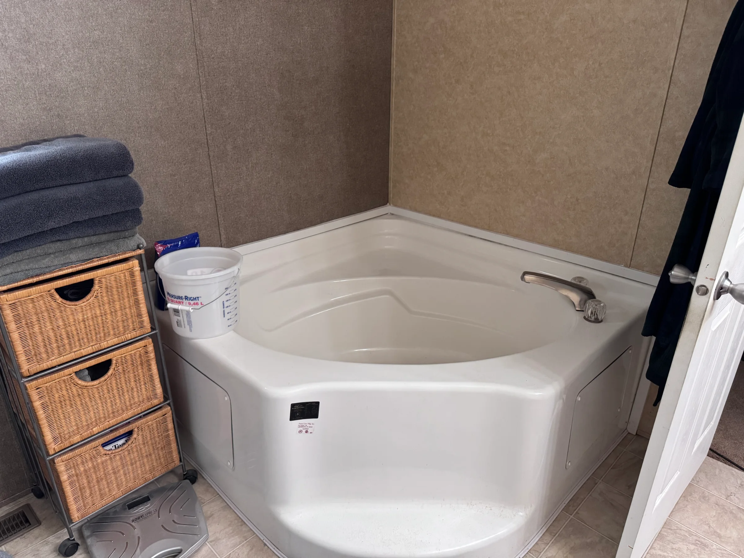 17008 Oliver Drive manufactured home in Camelot Villa Macomb, Macomb, MI — photo 11