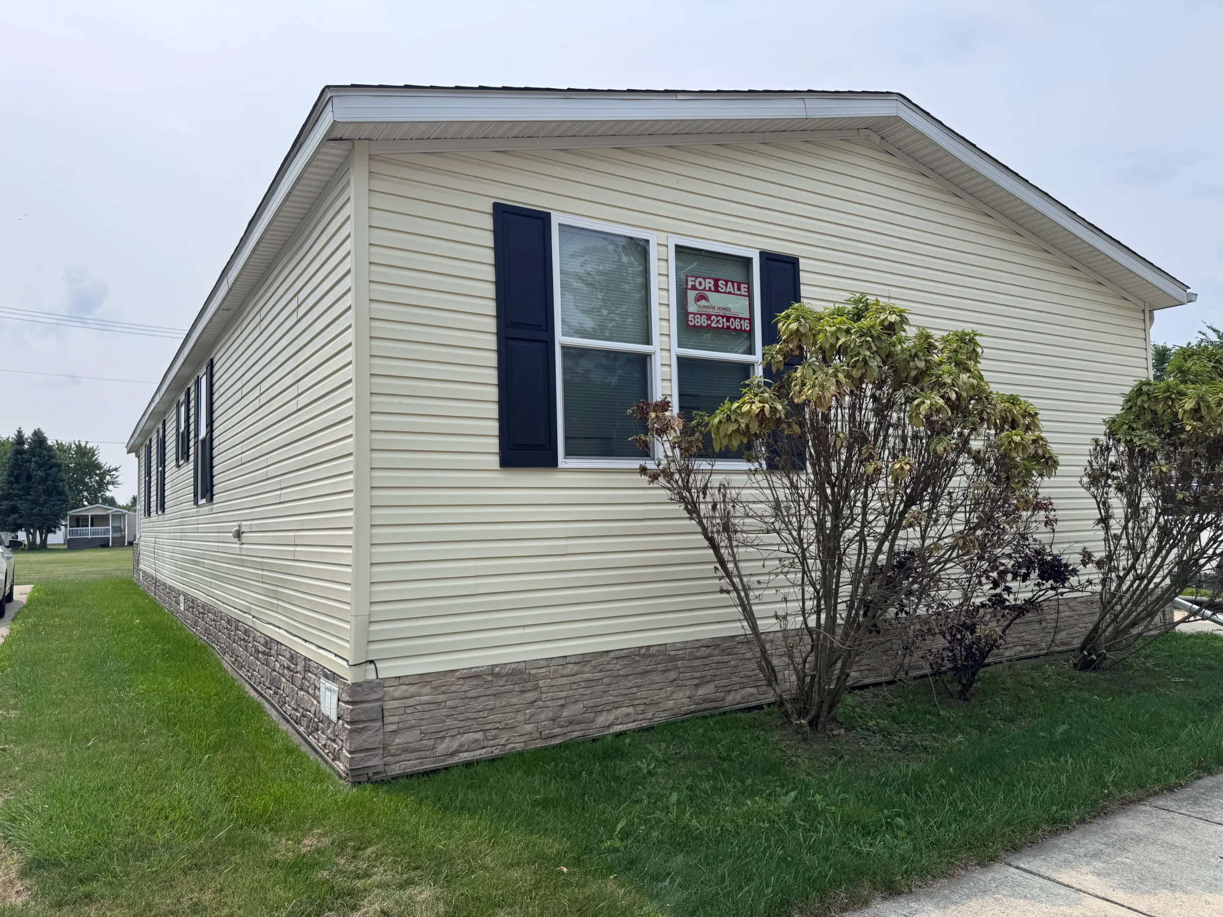 17008 Oliver Drive manufactured home in Camelot Villa Macomb, Macomb, MI — photo 2