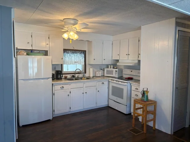 268 Toucan St. manufactured home in Avon on the Lake Senior Community, Rochester Hills, MI — photo 10